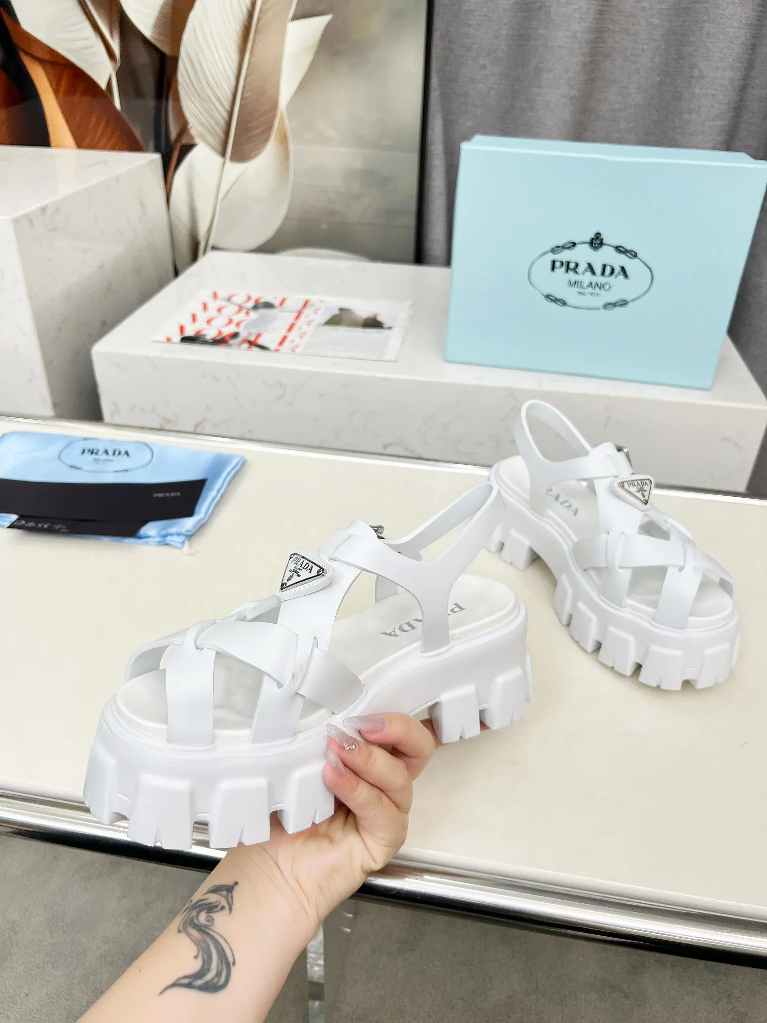 👟👟Ex-factory price 460👟👟 prada Roman shoes will definitely make you fall in love with them! The latest spring and summer sawtooth Roman braided thick-soled sandals E64, retro, fashionable and avant-garde gear teeth, 55mm thick-soled soles and uppers, making the whole pair of shoes light and comfortable. Bright colors, a variety of choices to satisfy fashionable people of different styles! The iconic metal triangle logo is paired with the shape of ancient beach sandals. Every design element is fashionable! Color: black and white Size: 35-41